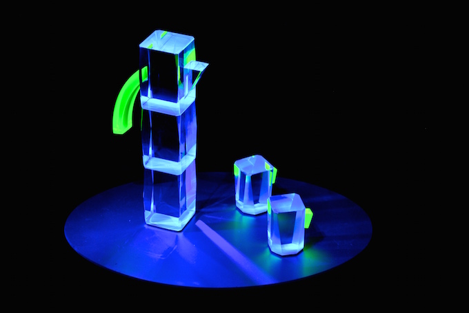 Mi-nuit, sculpture en verre fluorescent - Yves Braun